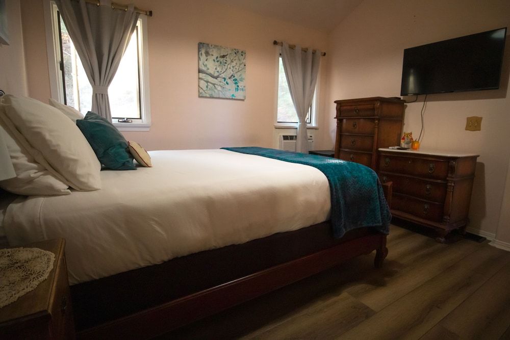 Tucker Peak Lodge Standard Room, 1 Queen Bed 3