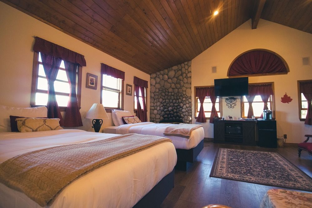 Tucker Peak Lodge Grand Studio Suite, Multiple Beds, Mountain View