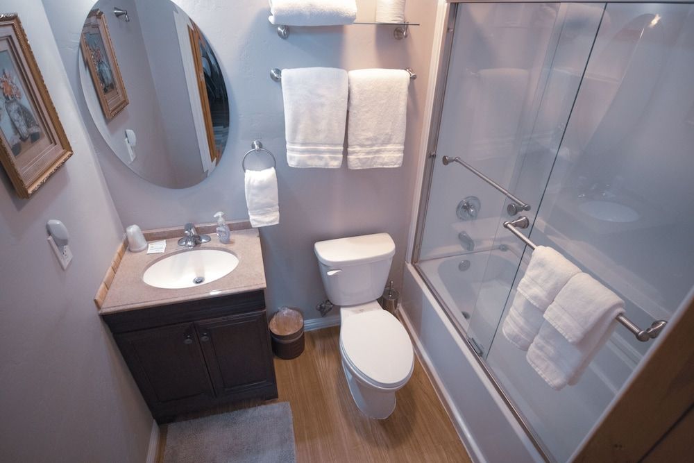 Tucker Peak Lodge Standard, 2 Queen Bed 4