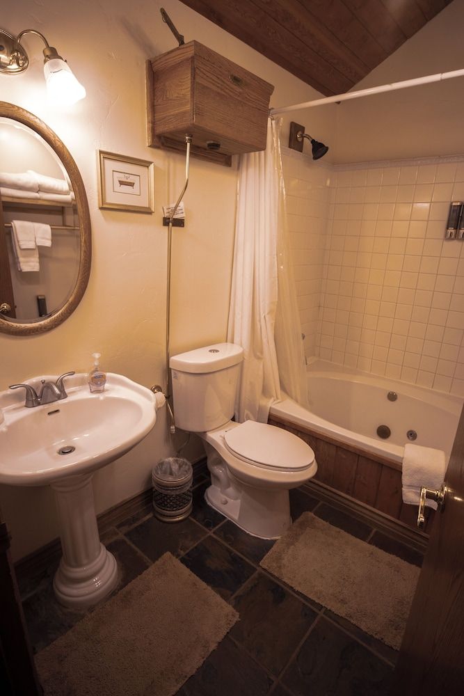 Tucker Peak Lodge Grand Studio Suite, Multiple Beds, Mountain View 3