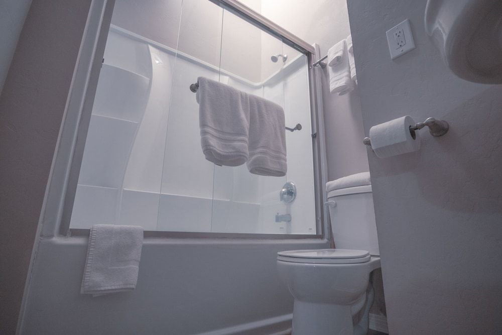 Tucker Peak Lodge Standard Room, 1 Queen Bed 7