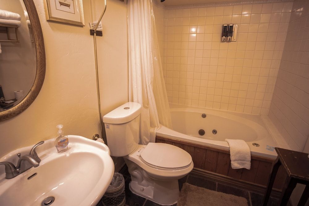 Tucker Peak Lodge Grand Studio Suite, Multiple Beds, Mountain View 4