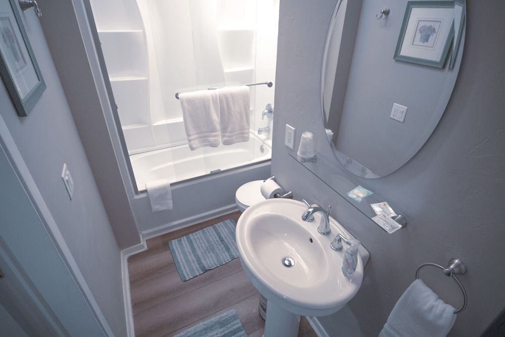 Tucker Peak Lodge Standard Room, 1 Queen Bed 5