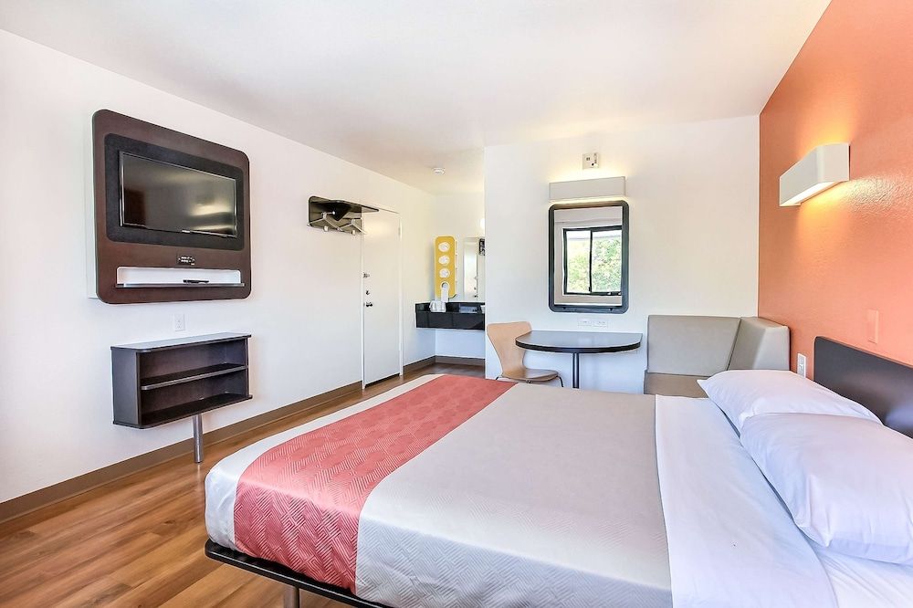 Motel 6 Sunnyvale, CA - South Standard Room, 1 Queen Bed, Non Smoking, Refrigerator & Microwave 2