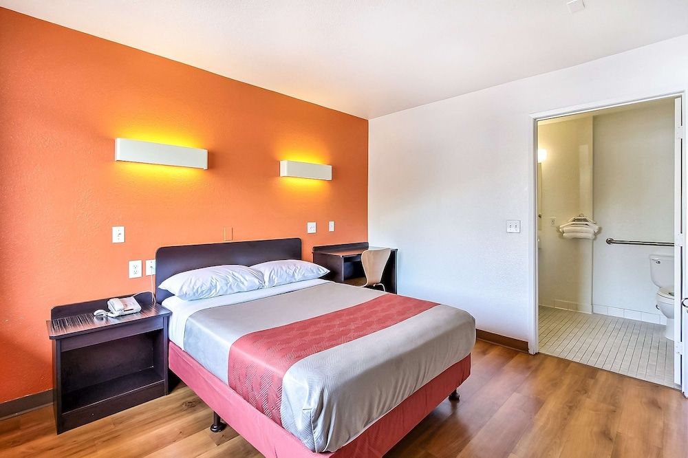 Motel 6 Sunnyvale, CA - South Standard Room, 1 Queen Bed, Non Smoking, Refrigerator & Microwave 3