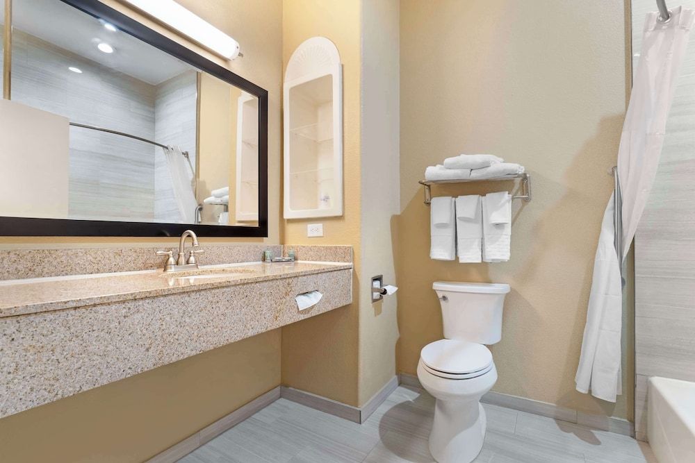 Best Western Hebbronville Inn Standard Room, 2 Queen Beds, Non Smoking, Refrigerator & Microwave 4