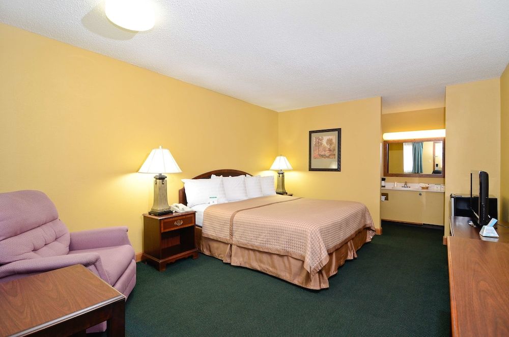 Americas Best Value Inn Iola Room, 1 King Bed, Non Smoking