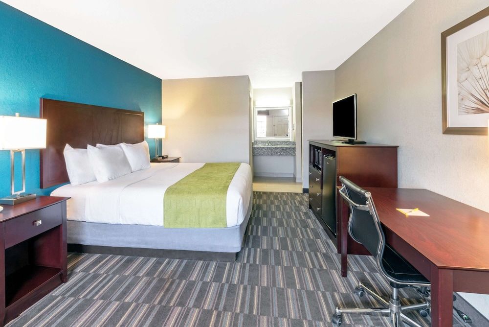 Room, 1 King Bed, Smoking, Microwave