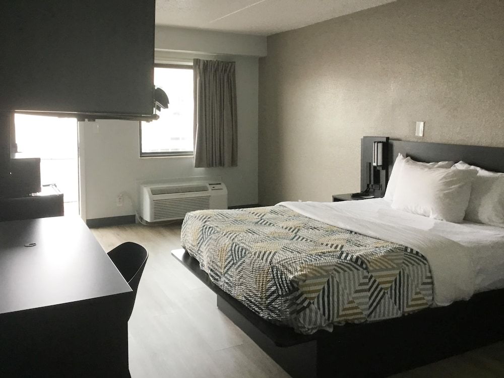 Motel 6 Farmington Hills, MI - Northwest - Farmington Hills Standard Room, 1 Queen Bed, Non Smoking 3