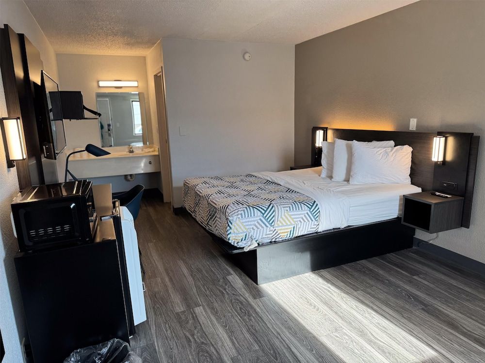 Motel 6 Farmington Hills, MI - Northwest - Farmington Hills Deluxe Suite, 1 King Bed, Non Smoking, Hot Tub