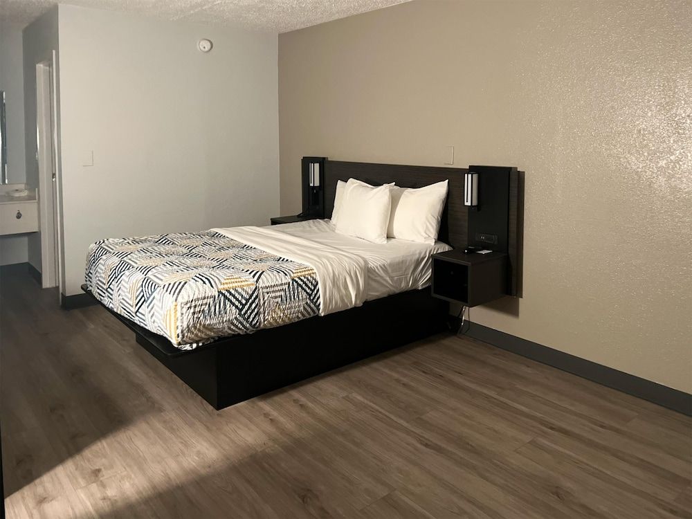 Motel 6 Farmington Hills, MI - Northwest - Farmington Hills Standard Room, 1 Queen Bed, Non Smoking 4