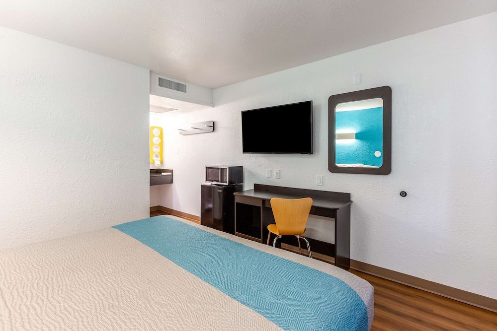 Deluxe Room, 1 King Bed, Non Smoking, Refrigerator & Microwave