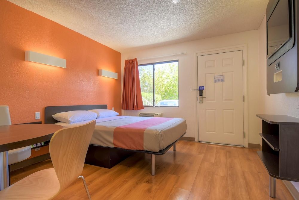 Standard Room, 1 Queen Bed, Accessible, Non Smoking