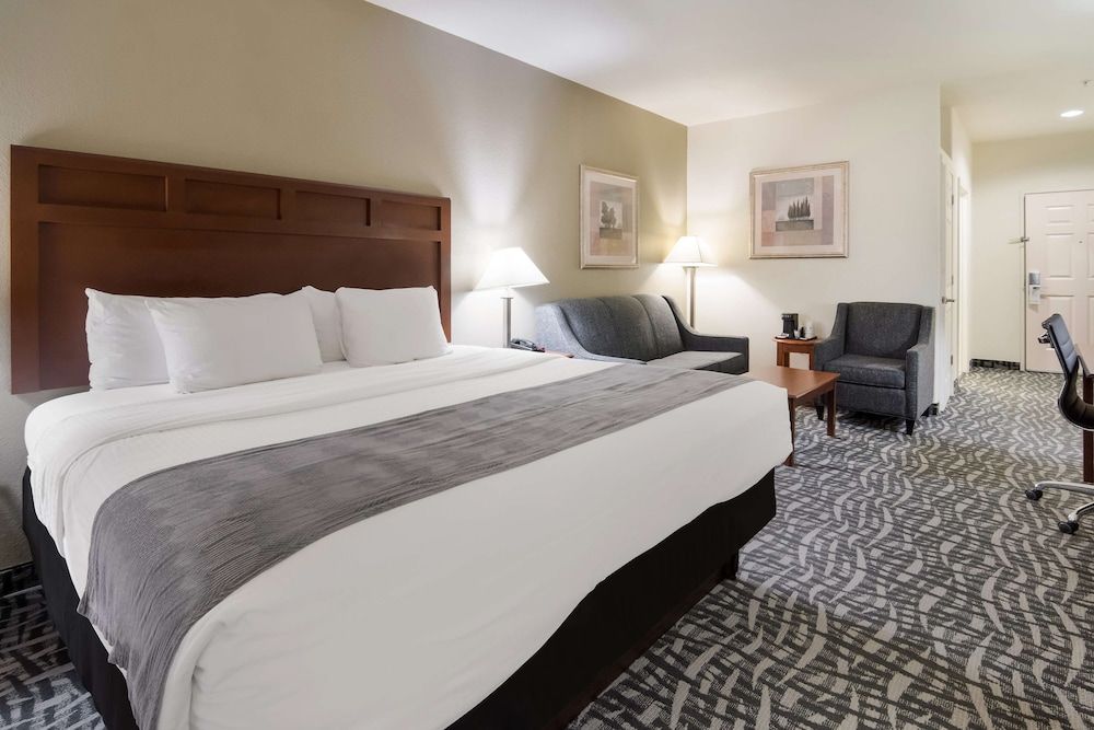 Best Western Comanche Inn Junior Suite, 1 King Bed, Non Smoking, Refrigerator & Microwave (with Single Sofabed) 2