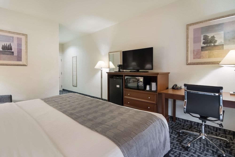 Best Western Comanche Inn Standard Room, 1 King Bed, Non Smoking, Refrigerator & Microwave 3