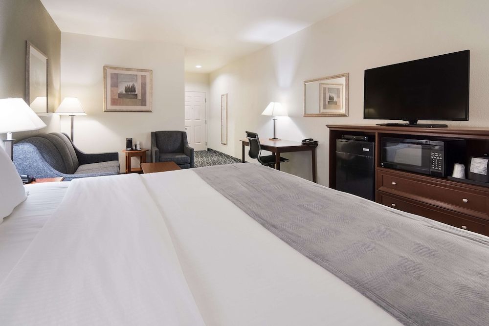 Best Western Comanche Inn Junior Suite, 1 King Bed, Non Smoking, Refrigerator & Microwave (with Single Sofabed) 3