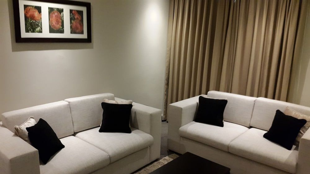 Cresta Lodge Gaborone Suite, 1 King Bed, Garden View 7