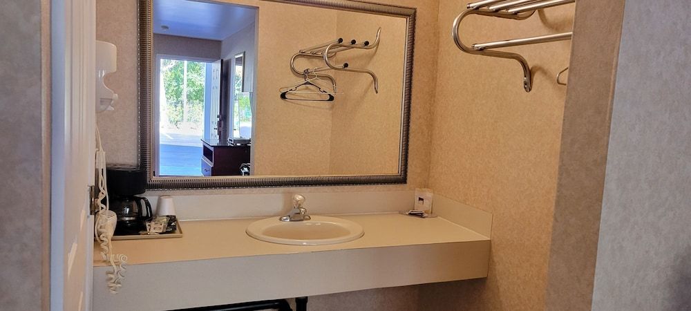 Atrium Inn Standard Room, 1 King Bed, Non Smoking 11