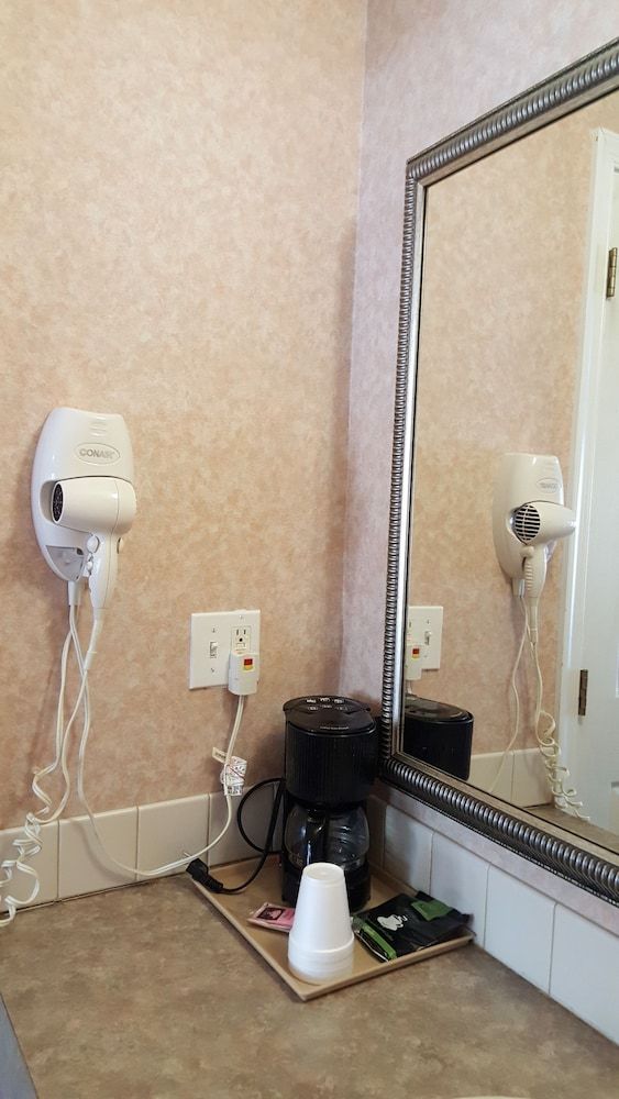 Atrium Inn Standard Room, 1 King Bed, Non Smoking 9