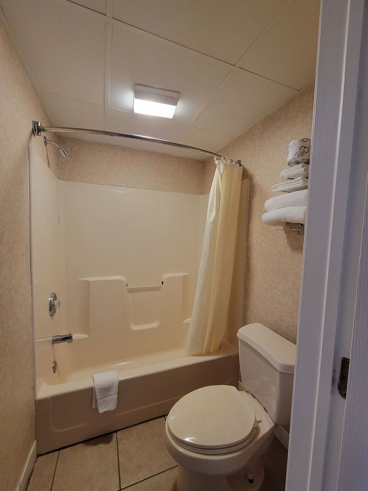 Atrium Inn Standard Room, 1 King Bed, Non Smoking 10