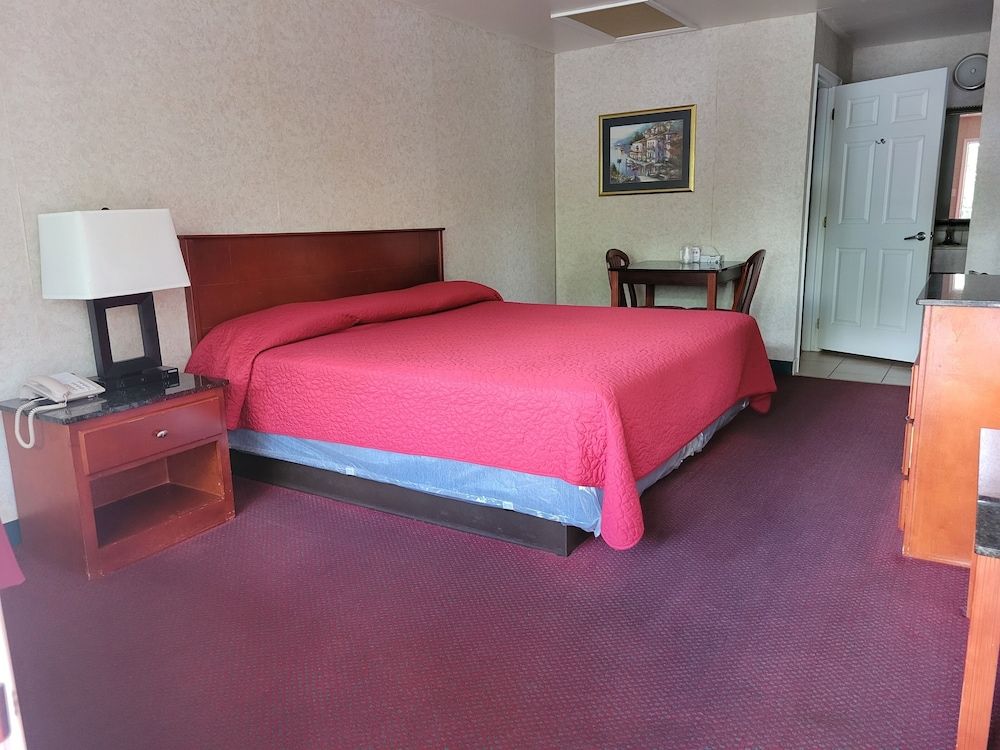 Atrium Inn Standard Room, 1 King Bed, Non Smoking 6