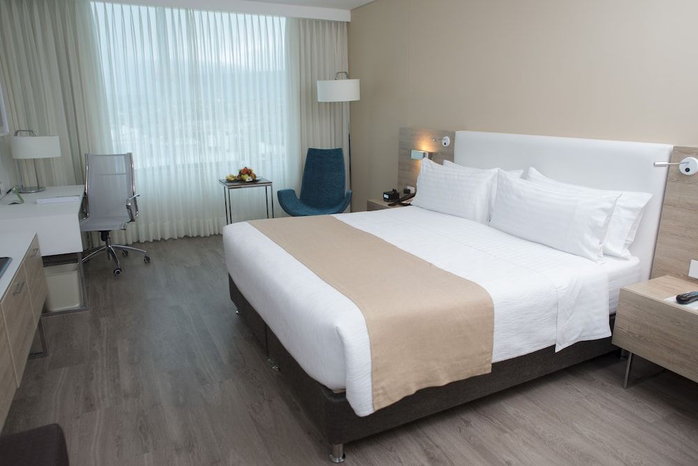 Holiday Inn Cucuta by IHG Standard Room, 1 King Bed 3