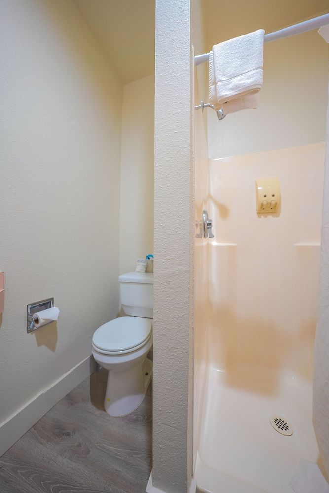 City Centre Motel by OYO Room, 1 Queen Bed 8