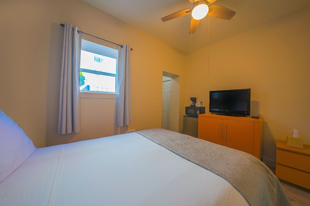 City Centre Motel by OYO Room, 1 Queen Bed 3