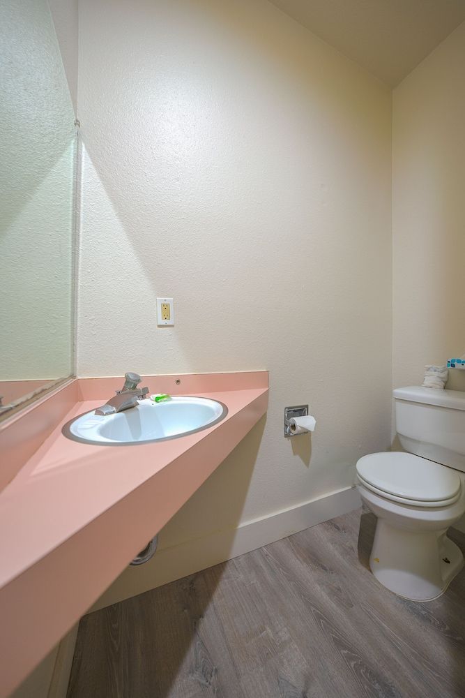 City Centre Motel by OYO Room, 1 Queen Bed 9