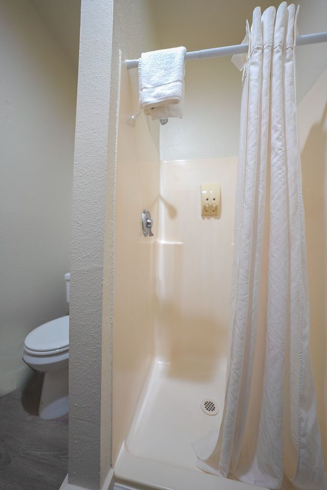 City Centre Motel by OYO Room, 1 Queen Bed 10