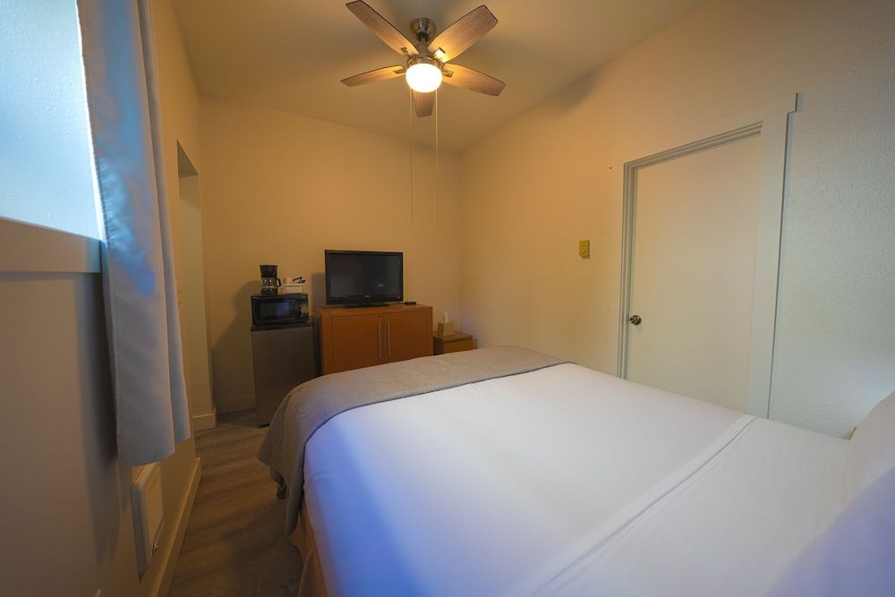 City Centre Motel by OYO Room, 1 Queen Bed 2