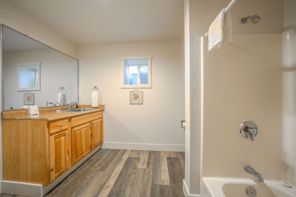 City Centre Motel by OYO Room, 2 Double Beds 8