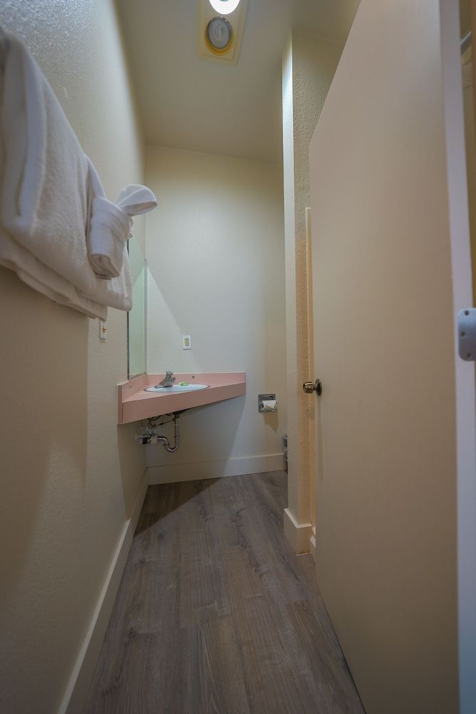 City Centre Motel by OYO Room, 1 Queen Bed 7