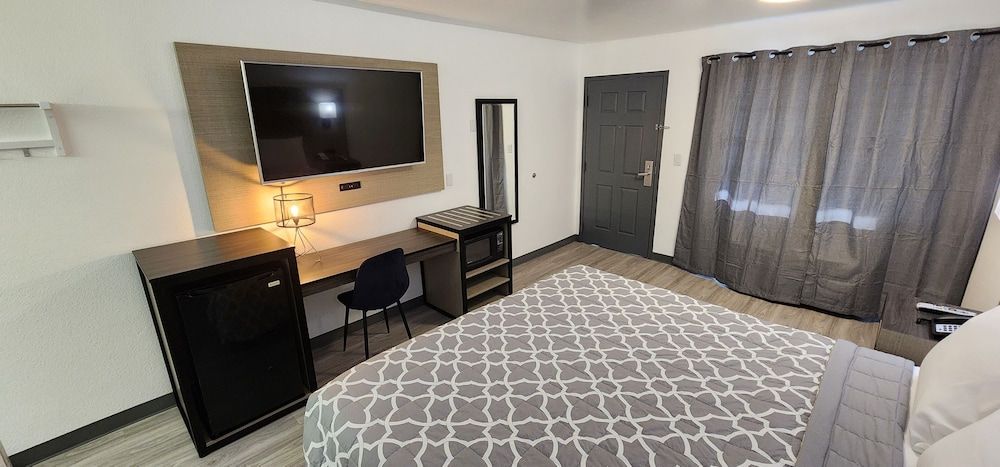 Country Inn Banning Standard Room, 1 King Bed, Non Smoking, Refrigerator & Microwave 5