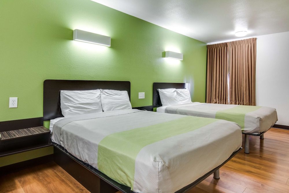 Motel 6 Longview, TX - North Standard Room, 2 Queen Beds, Non Smoking, Refrigerator & Microwave 3