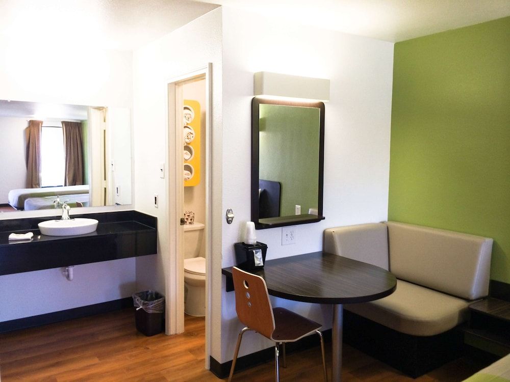 Motel 6 Longview, TX - North Deluxe Suite, 1 King Bed, Non Smoking, Hot Tub 12