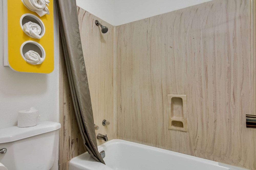 Motel 6 Longview, TX - North Deluxe Suite, 1 King Bed, Non Smoking, Hot Tub 9