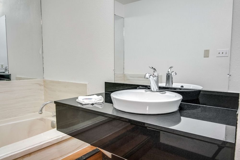 Motel 6 Longview, TX - North Deluxe Suite, 1 King Bed, Non Smoking, Hot Tub 7