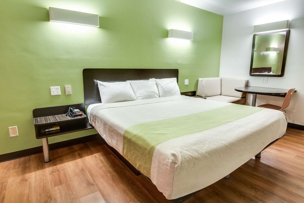 Motel 6 Longview, TX - North Deluxe Suite, 1 King Bed, Non Smoking, Hot Tub 2