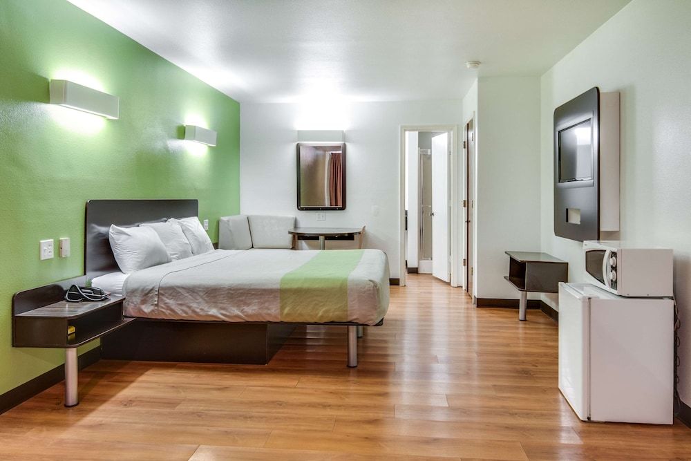 Motel 6 Longview, TX - North Deluxe Suite, 1 King Bed, Non Smoking, Hot Tub 5