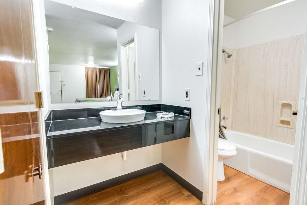 Motel 6 Longview, TX - North Deluxe Suite, 1 King Bed, Non Smoking, Hot Tub 8