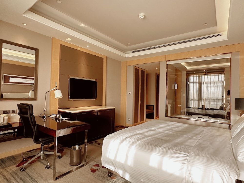 Wanda Realm Dandong Deluxe Double Room 8