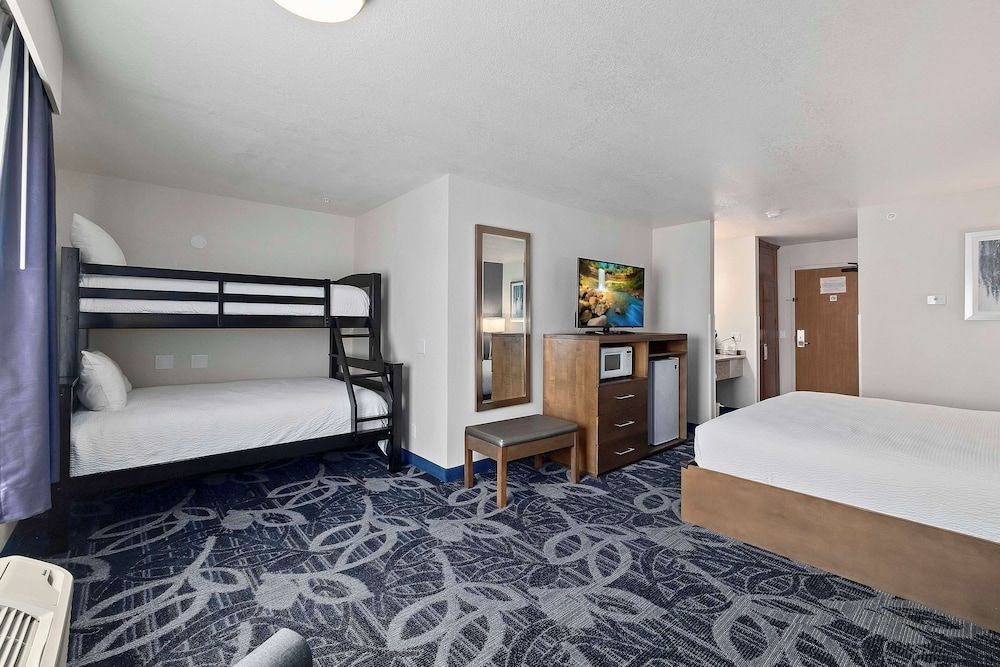 Best Western Plus Twin Falls Hotel Standard Room, Multiple Beds, Non Smoking, Refrigerator & Microwave (Larger Room) 3