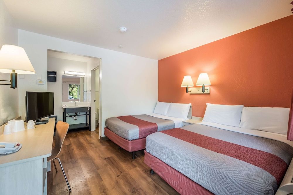 Motel 6 Rohnert Park, CA Deluxe Room, 2 Queen Beds, Non Smoking, Refrigerator & Microwave 2