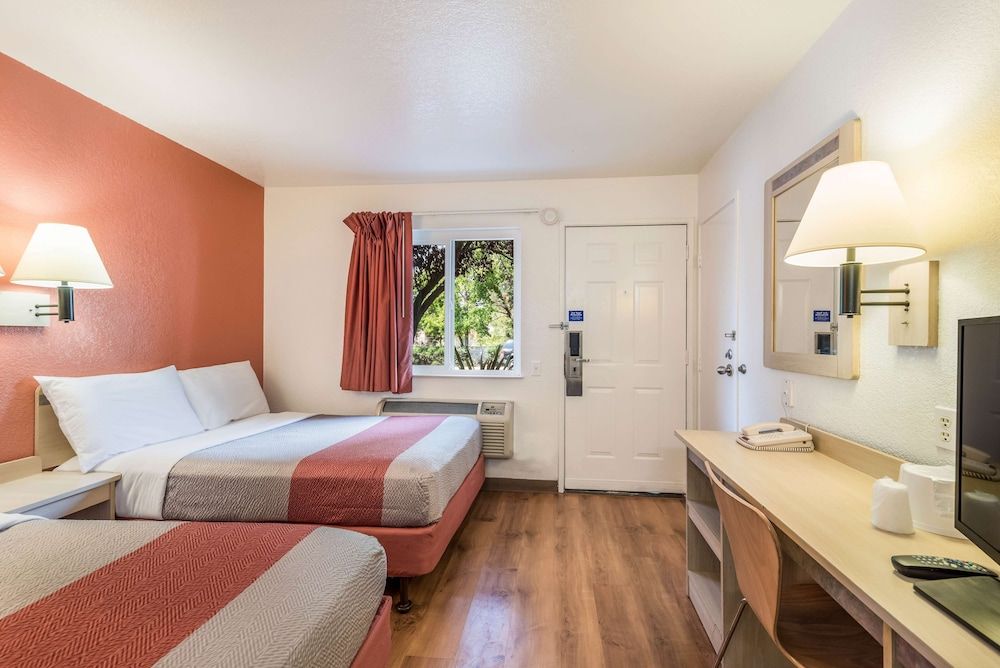 Motel 6 Rohnert Park, CA Standard room, 2 Double beds, Non smoking, Refrigerator & Microwave 2
