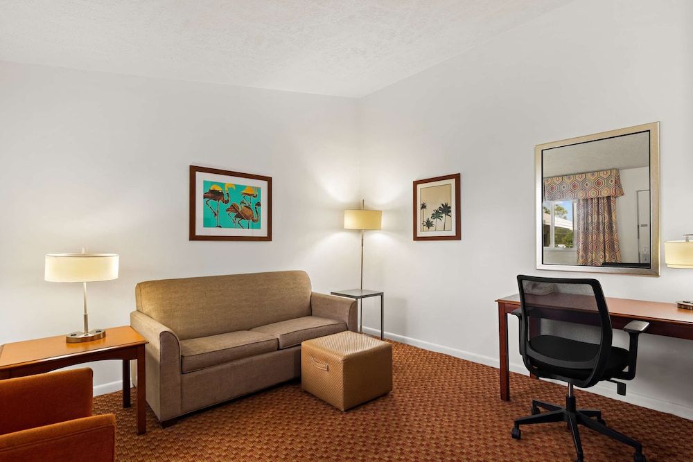 Suite, 1 King Bed with Sofa bed, Smoking, Refrigerator (with Sofabed)