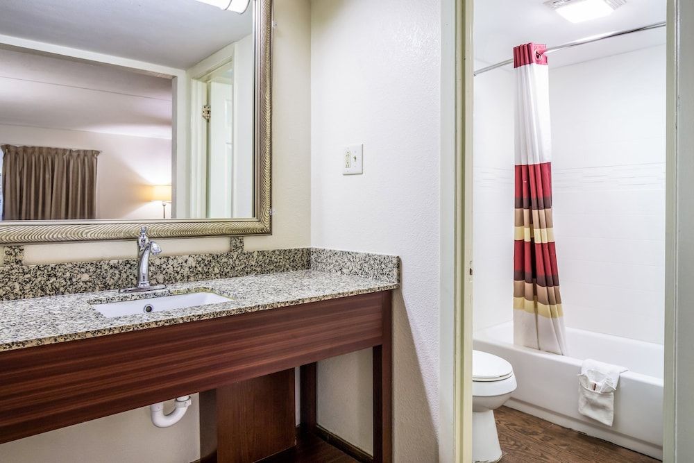 Red Roof Inn Caryville Deluxe Room, 2 Queen Beds, Smoking 6