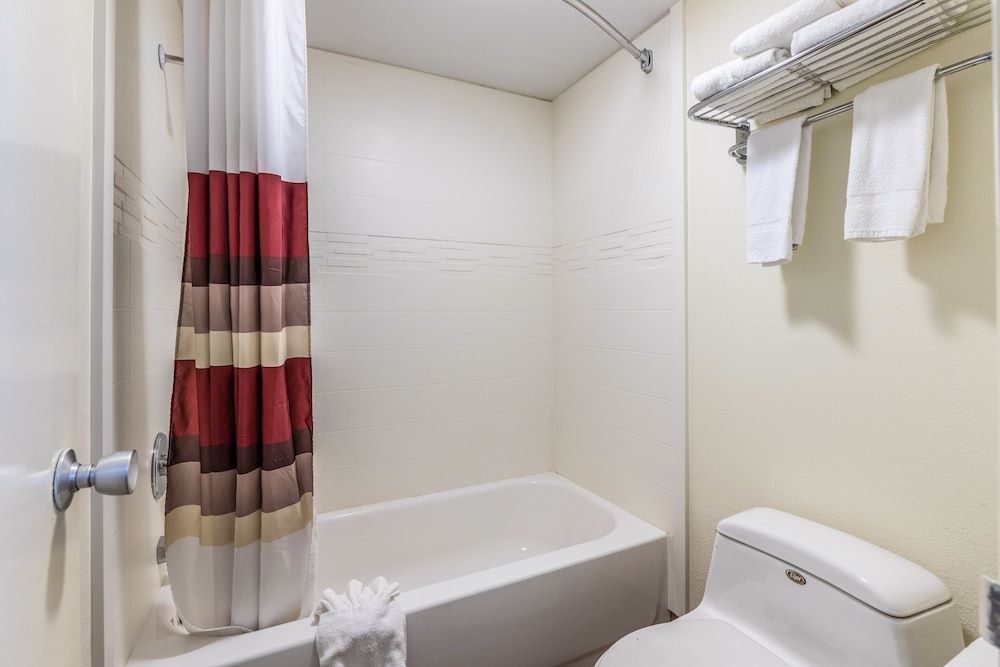 Red Roof Inn Caryville Superior Room, 1 King Bed, Smoking 6