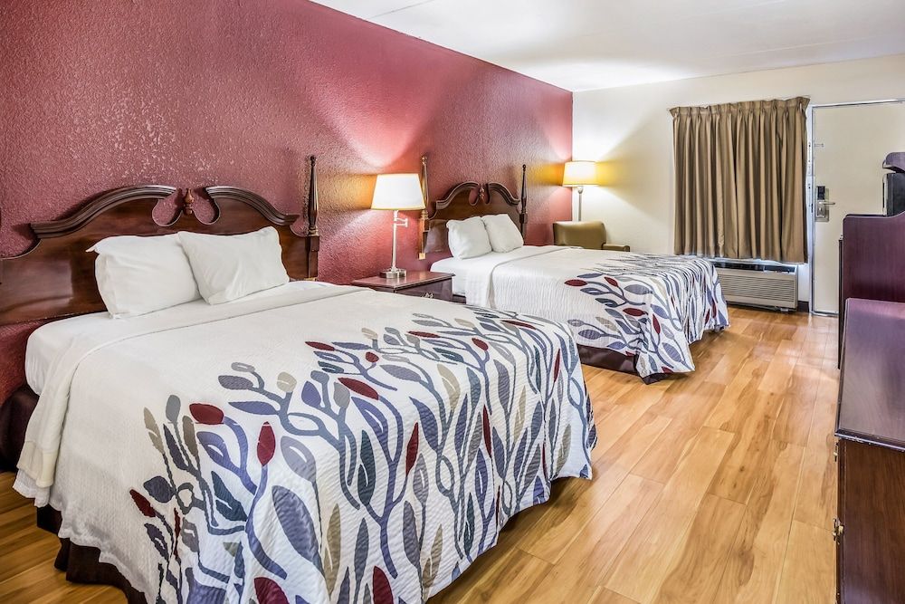 Red Roof Inn Caryville Deluxe Room, 2 Queen Beds, Smoking 4