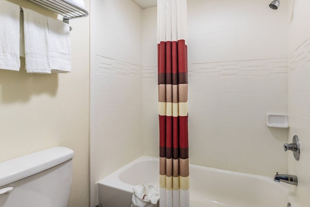 Red Roof Inn Caryville Deluxe Room, 2 Queen Beds, Smoking 7
